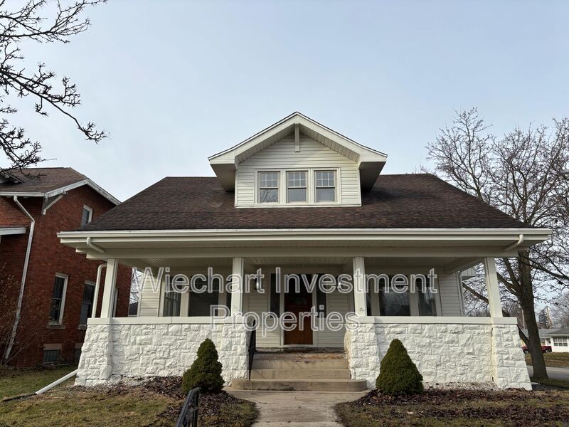 Wapakoneta House: 201 S Blackhoof St