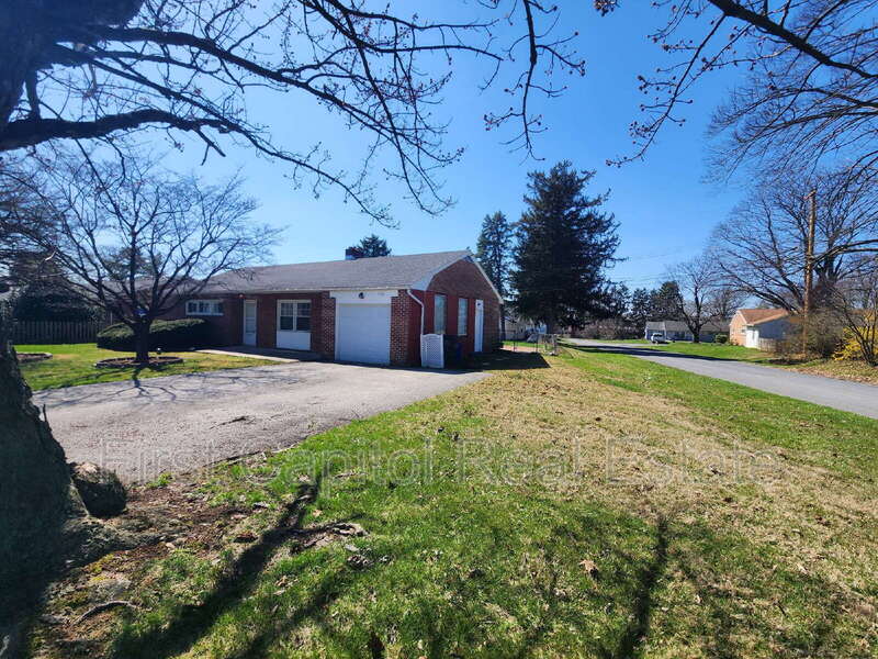 East York Townhome: 700 S Harlan St