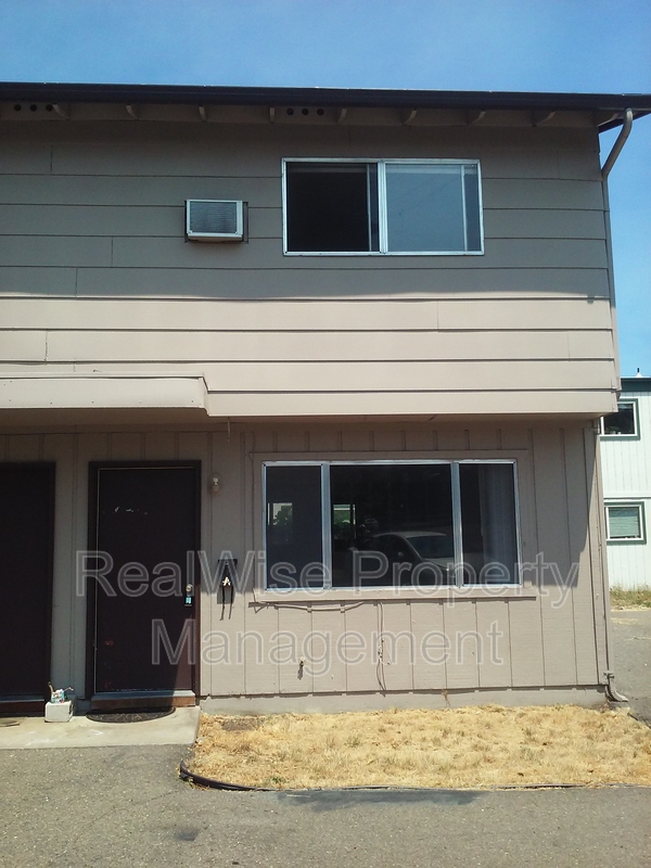 Grants Pass Townhome: 1112 SW 5th St