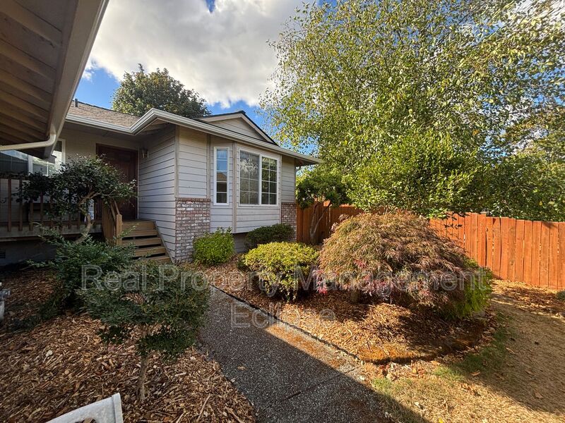 Lynnwood Condo: 3022 Russell Way