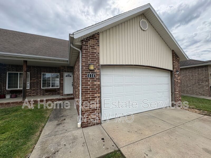 Republic Condo: 650 S Rilynn