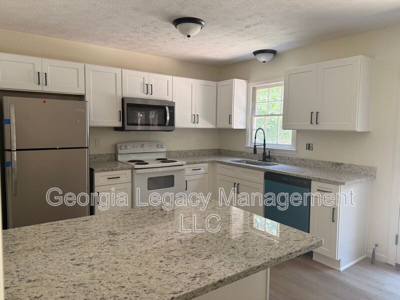 Athens House: 208 Highland Park Drive