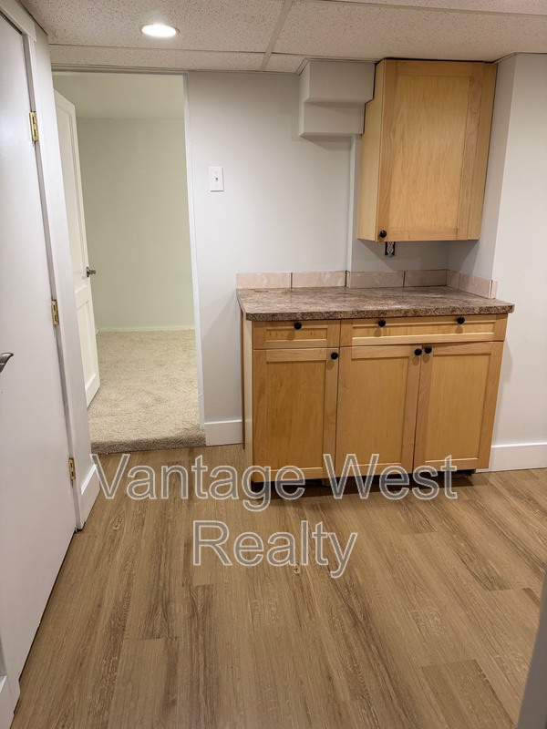 Kelowna House: 1861-B High Road