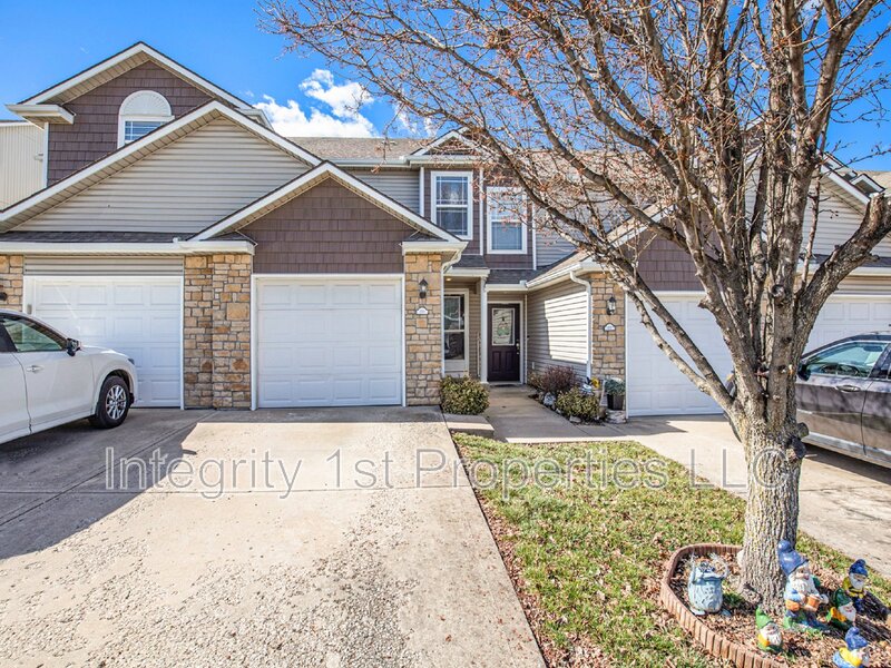 Raymore Townhome: 210 North Pointe Lane