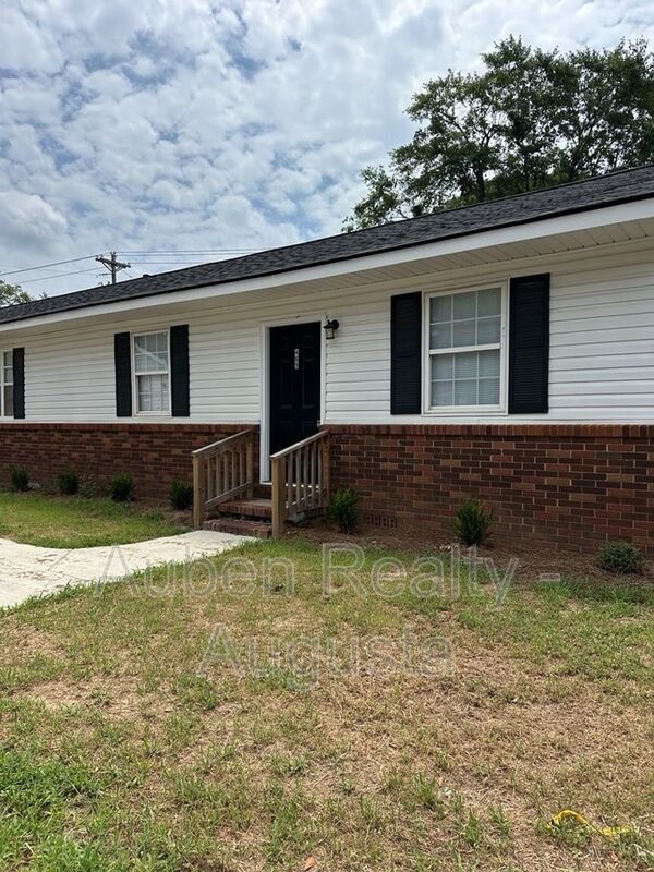 Aiken House: 469 Monetta ST SE
