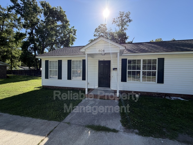 Selma Condo: 604 Winston Circle