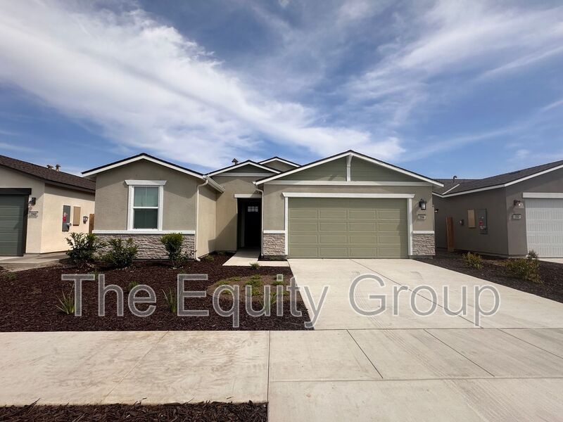 Visalia House: 2336 North Kayenta Ct