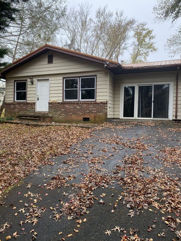 Hendersonville House: 2008 Arlington Pl.