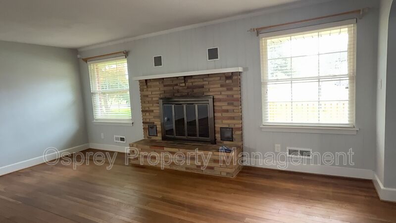 Spacious Brick Ranch Single Family Home!  - Photo 8