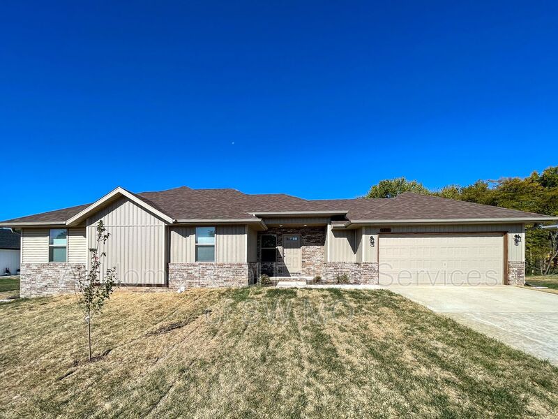 Ozark House: 1901 S 15th Ave