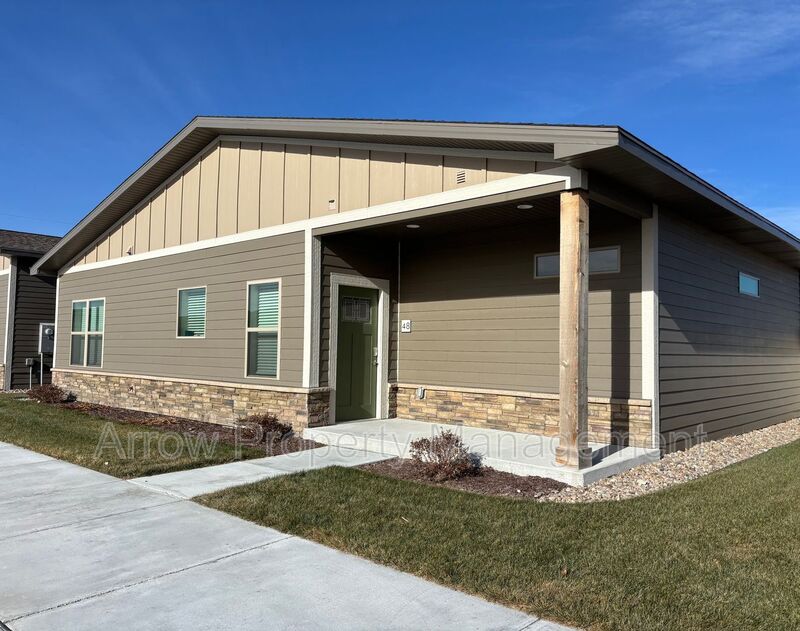 Grand Island House: 1067 North Claude Road