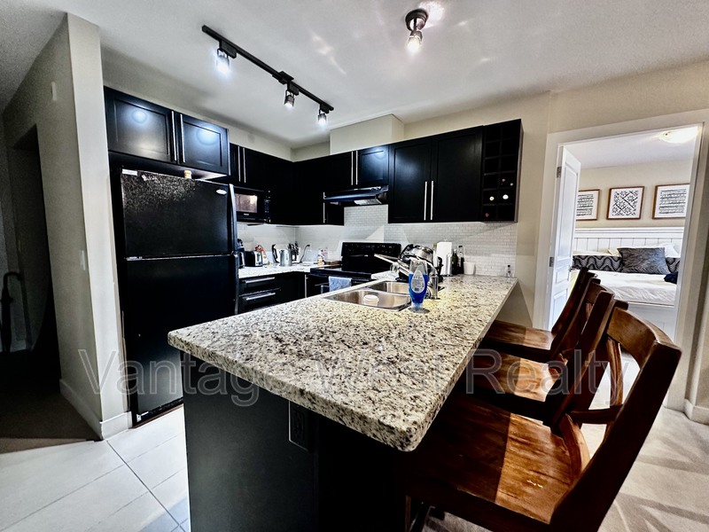 Kelowna Condo: 401-1089 Sunset Dr