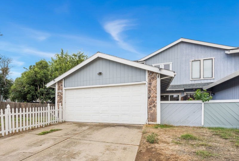 Elk Grove House: 4917 Aizenberg Circle