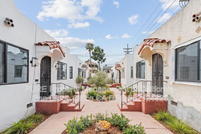 San Diego, House: 4218-28 Iowa St