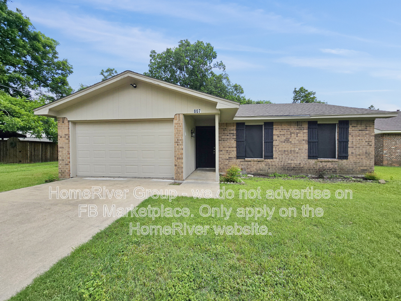 Cleburne House: 807 W Smith St