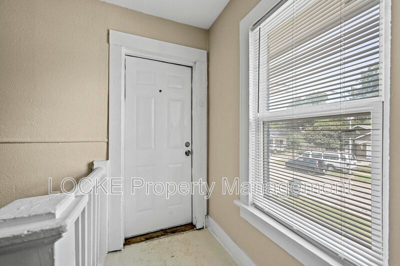Fort Worth House: 1016 E. Arlington