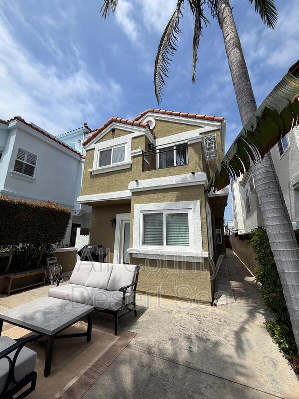 Huntington Beach House: 621 8th St