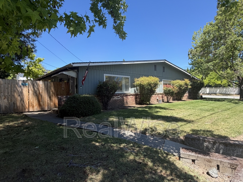 Grants Pass Condo: 206 NW Savage St