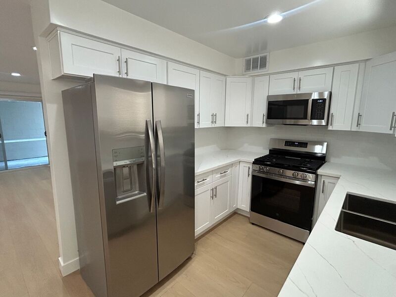 Glendale House: 3155 Montrose Ave