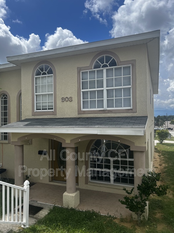 Haines City Townhome: 903 E Main St