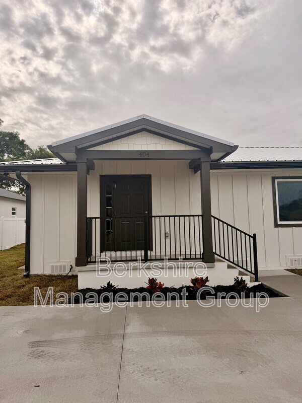 Winter Haven Townhome: 400 Avenue C, SE