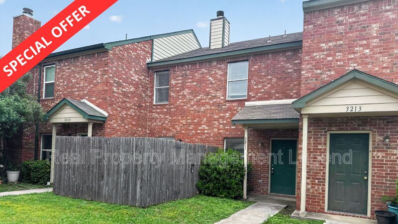 Garland House: 3211 Roundtree Lane