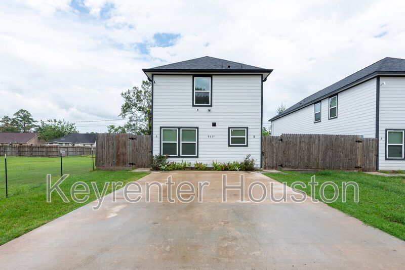 Houston House: 8635 Sunderland Rd