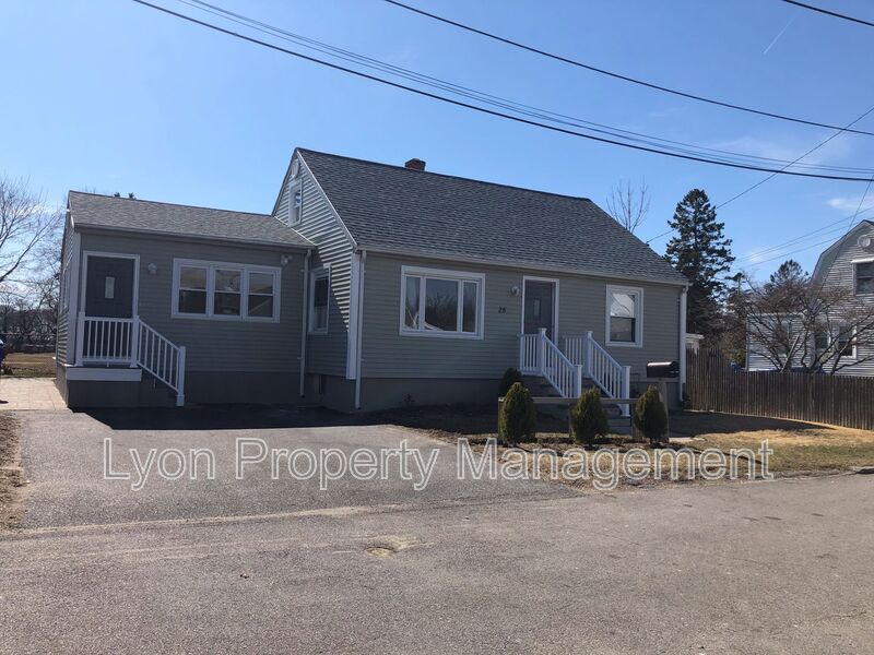 Pawtucket House: 28 Lauder Ave