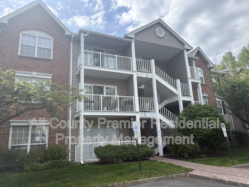 Hamilton Condo: 60 Versailles Ct