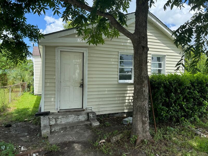 North Charleston House: 2114 Adair St