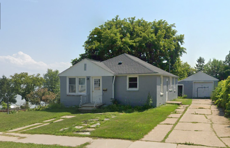De Pere House: 627 Fairview Avenue
