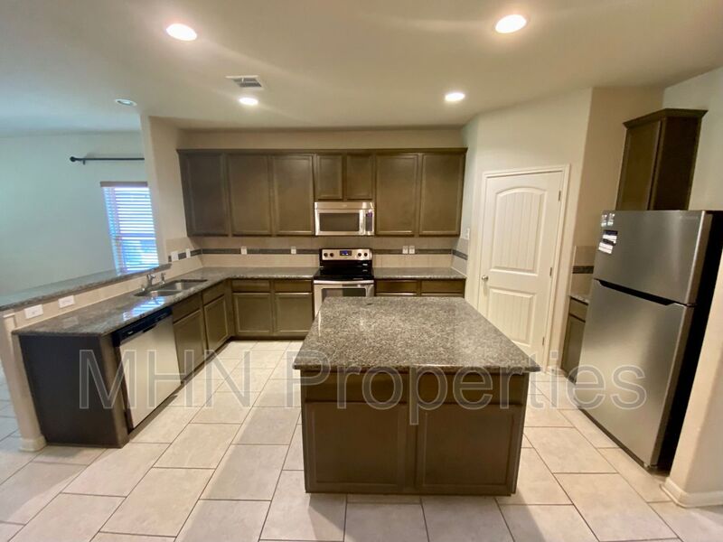 Gorgeous Two Story 4 bed/2.5 bath with loads of upgrades, right off 35 and Judson Rd! - Photo 4