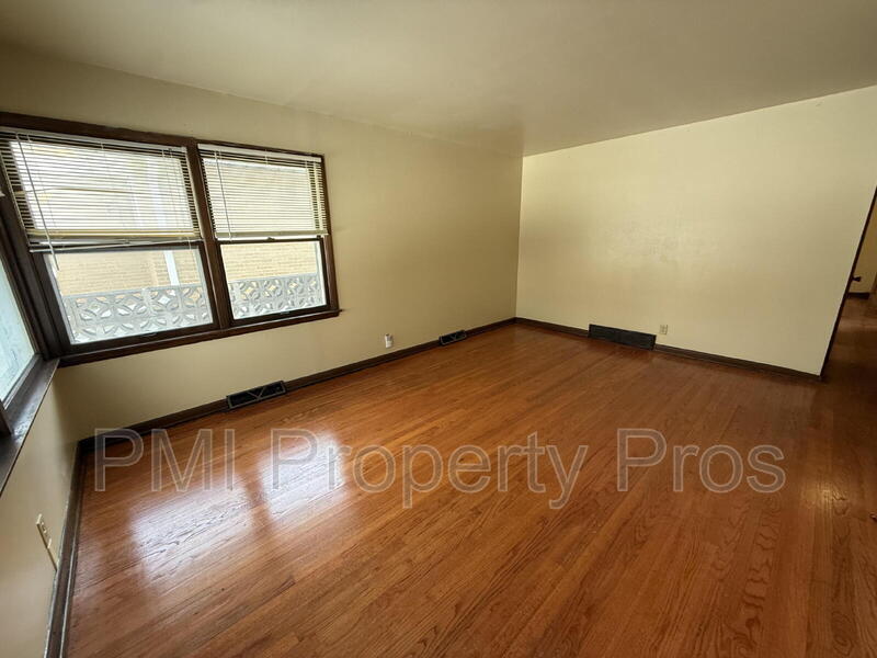 Milwaukee Condo: 5728 N 98th St