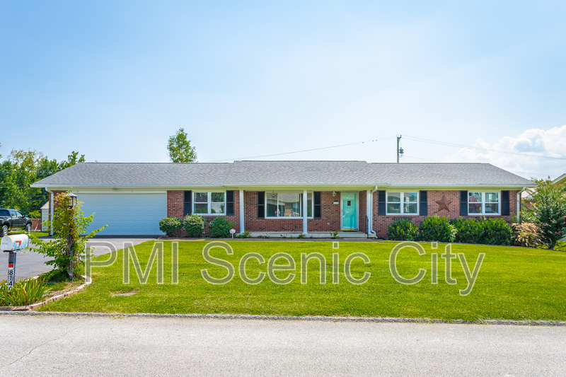 Chattanooga House: 8140 Holly Crest Dr