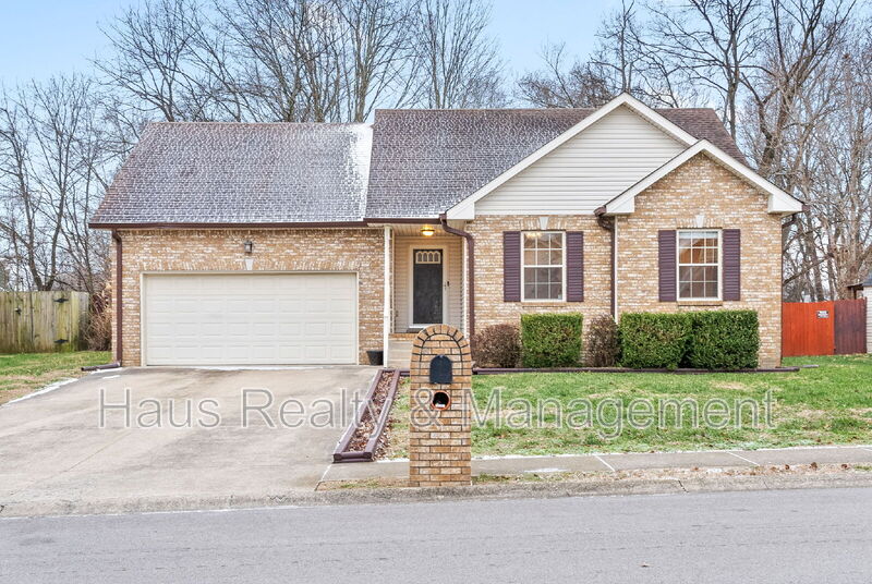 Clarksville House: 3257 Veranda Cir