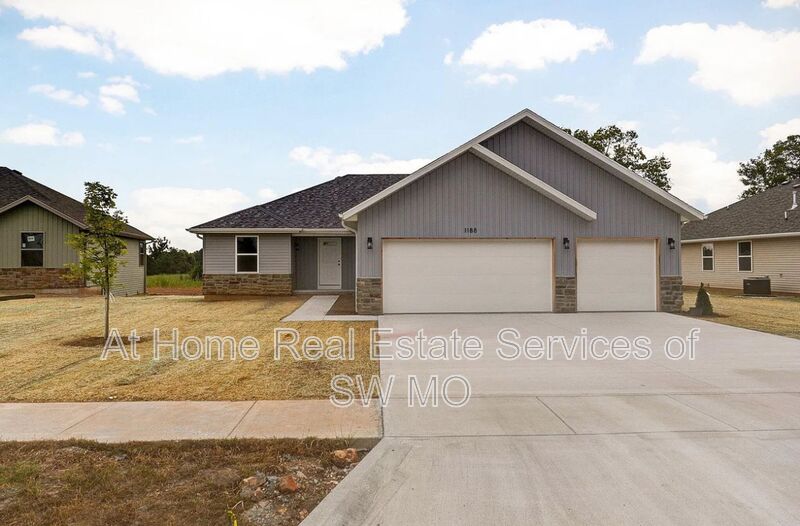 Nixa House: 1188 N Maxine Ave