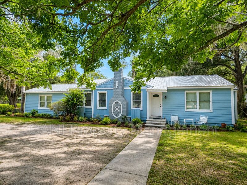 Fruitland Park House: 112 S Dixie Ave