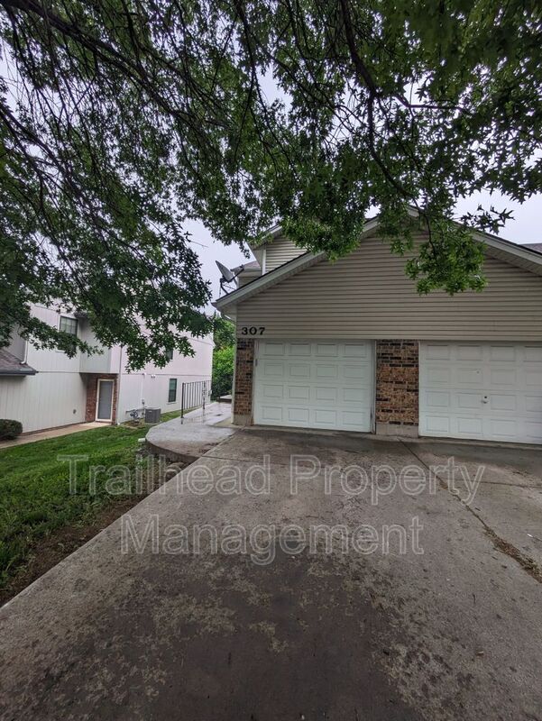 Lees Summit House: 307 NE Timbercreek Drive