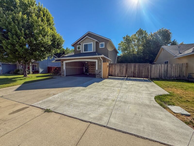 Meridian House: 3420 N Oakstone Ave