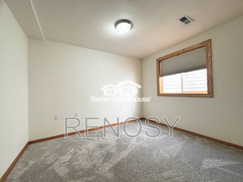 Waukee House: 330 NE Cardinal Ln