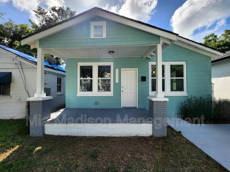 Savannah House: 3303 Burroughs St