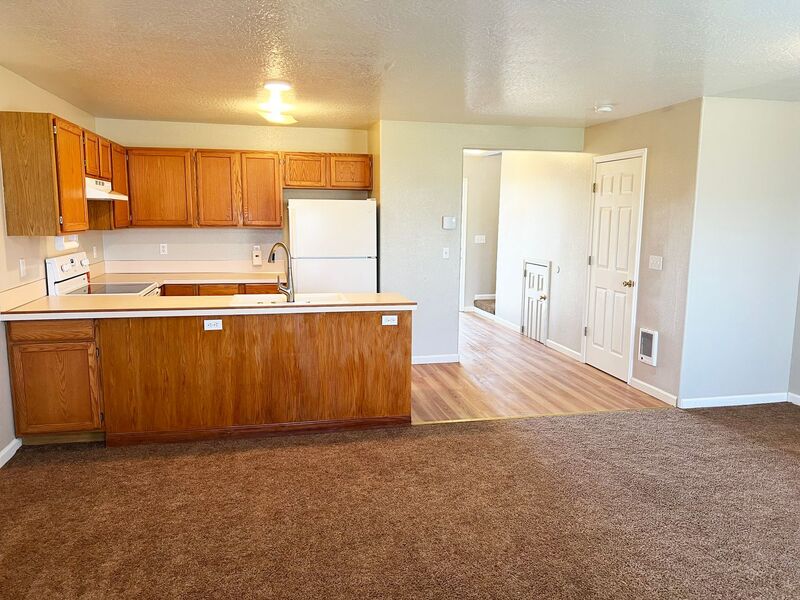 Photo 11 of rental home at 782 North Cloverleaf Loop