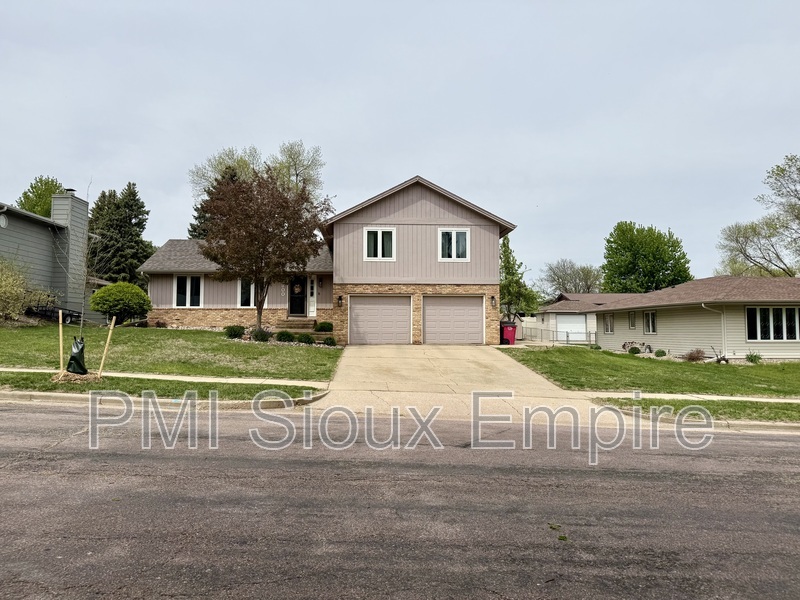 Sioux Falls House: 5900 W 28th St