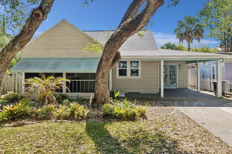 New Smyrna Beach House: 109 N Peninsula Avenue