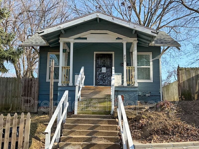 Independence House: 205 S Willis Ave