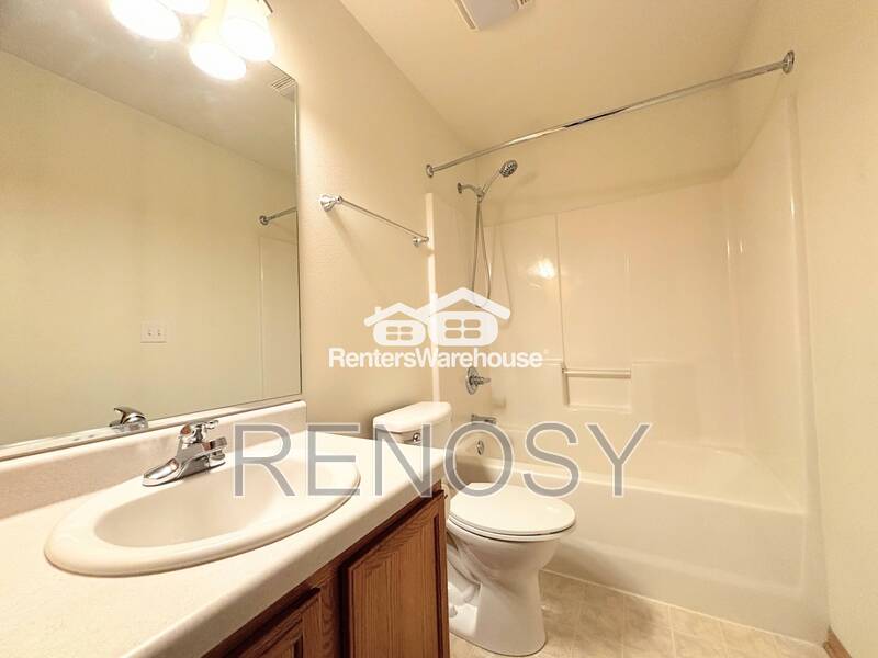 Waukee House: 330 NE Cardinal Ln