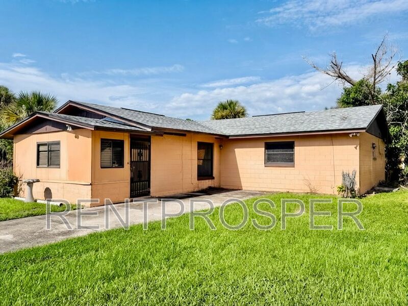 Titusville House: 1150 S De Leon Ave
