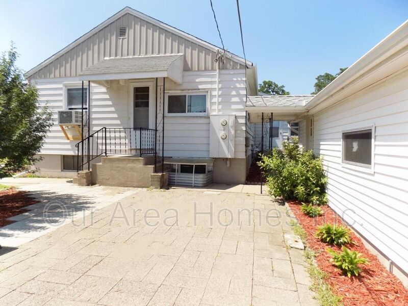 Monticello House: 225 3rd St E