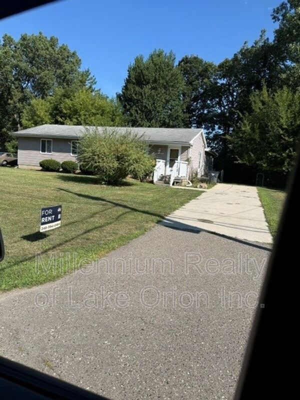 Troy House: 465 Trombley Dr