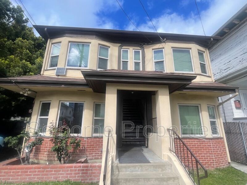 Oakland House: 520 41st St